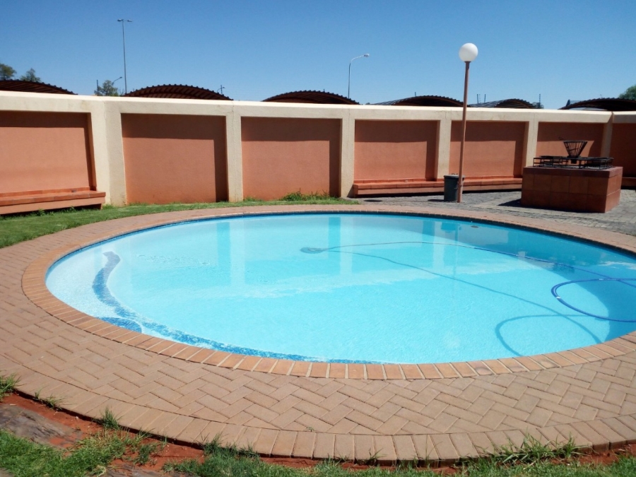To Let 1 Bedroom Property for Rent in Kannoniers Park North West